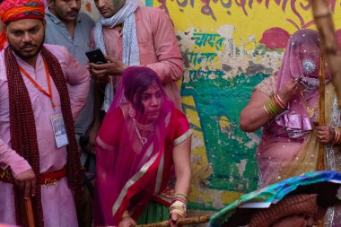 BARSANA, UTTAR PRADESH / INDIA - Mart 2020: İnsanlar geleneksel ve törensel renkli Lathmar Holi 'yi kutluyor 