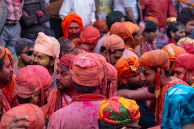 BARSANA, UTTAR PRADESH / INDIA - Mart 2020: İnsanlar geleneksel ve törensel renkli Lathmar Holi 'yi kutluyor 
