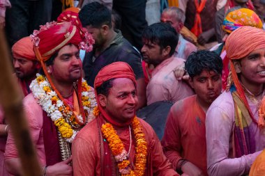 BARSANA, UTTAR PRADESH / INDIA - Mart 2020: İnsanlar geleneksel ve törensel renkli Lathmar Holi 'yi kutluyor 