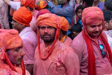 BARSANA, UTTAR PRADESH / INDIA - Mart 2020: İnsanlar geleneksel ve törensel renkli Lathmar Holi 'yi kutluyor 