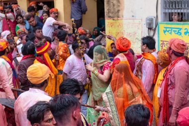 BARSANA, UTTAR PRADESH / INDIA - Mart 2020: İnsanlar geleneksel ve törensel renkli Lathmar Holi 'yi kutluyor 