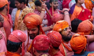 BARSANA, UTTAR PRADESH / INDIA - Mart 2020: İnsanlar geleneksel ve törensel renkli Lathmar Holi 'yi kutluyor 