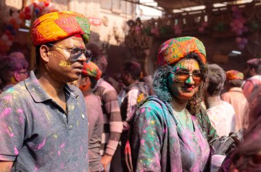BARSANA, UTTAR PRADESH / INDIA - Mart 2020: İnsanlar geleneksel ve törensel renkli Lathmar Holi 'yi kutluyor 
