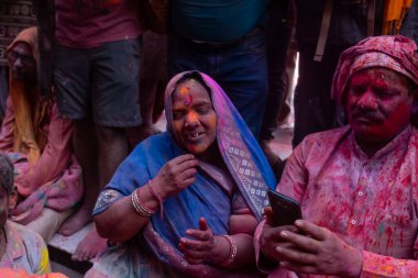 BARSANA, UTTAR PRADESH / INDIA - Mart 2020: İnsanlar geleneksel ve törensel renkli Lathmar Holi 'yi kutluyor 