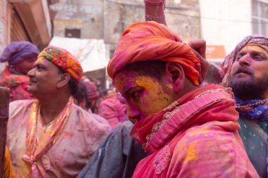 BARSANA, UTTAR PRADESH / INDIA - Mart 2020: İnsanlar geleneksel ve törensel renkli Lathmar Holi 'yi kutluyor 