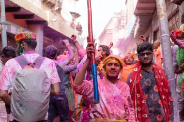 BARSANA, UTTAR PRADESH / INDIA - Mart 2020: İnsanlar geleneksel ve törensel renkli Lathmar Holi 'yi kutluyor 