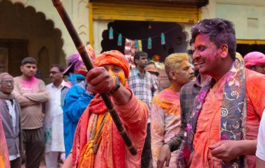 BARSANA, UTTAR PRADESH / INDIA - Mart 2020: İnsanlar geleneksel ve törensel renkli Lathmar Holi 'yi kutluyor 