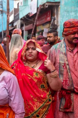 BARSANA, UTTAR PRADESH / INDIA - Mart 2020: İnsanlar geleneksel ve törensel renkli Lathmar Holi 'yi kutluyor 