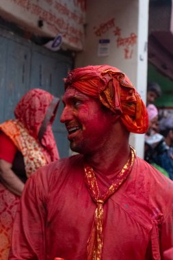 BARSANA, UTTAR PRADESH / INDIA - Mart 2020: İnsanlar geleneksel ve törensel renkli Lathmar Holi 'yi kutluyor 