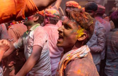 BARSANA, UTTAR PRADESH / INDIA - Mart 2020: İnsanlar geleneksel ve törensel renkli Lathmar Holi 'yi kutluyor 