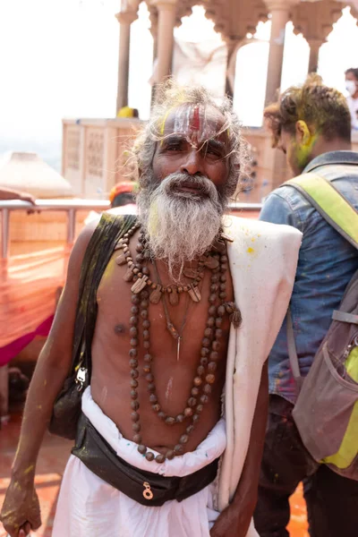 バルサナ ウッタル プラデシュ州 インド2020年3月 カラフルな顔をしたインド人がバルサナのラディー ラニ寺院で開催されるホリ祭に参加 — ストック写真