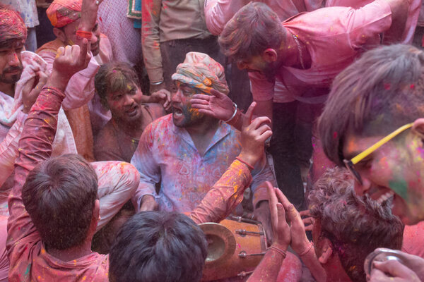 БАРСАНА, УТТАР-ПРАДЕШ / Индия - Март 2020: Люди празднуют традиционный и ритуальный красочный Латмар Холи
 