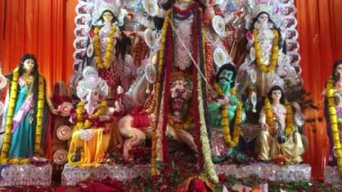 Durga Pujo Pandal 'daki tanrıça Durga idolü Yeni Delhi, Hindistan, Ekim 2019 Navratri festivali sırasında