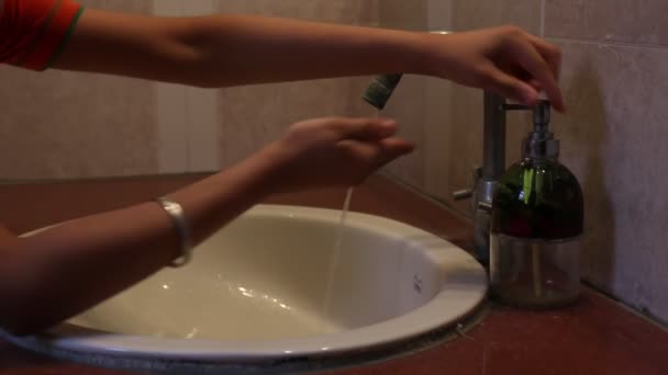 Mikroplardan Korunmak Için Ellerini Sabunla Yıka — Stok video