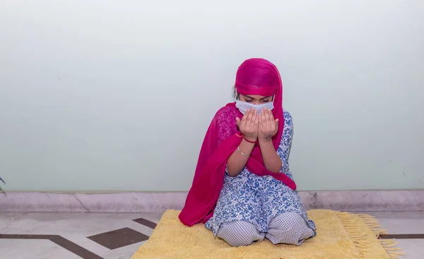 Молодая Девушка Молится Namaz Надевая Медицинскую Маску Шарф Голову Предотвратить — стоковое фото