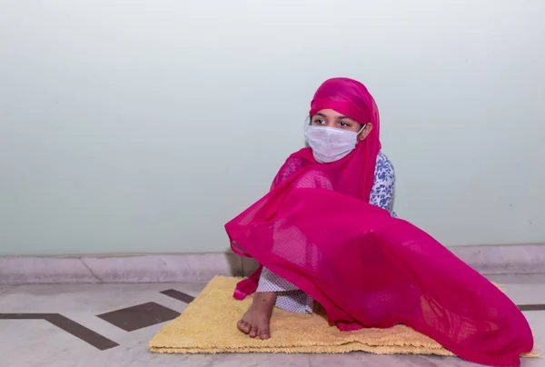 Молода Дівчина Молиться Намаз Поклавши Медичну Маску Обличчя Шарф Голову — стокове фото