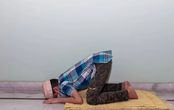 Молодой Мусульманин Молящийся Намаз Надел Медицинскую Маску Лицо — стоковое фото