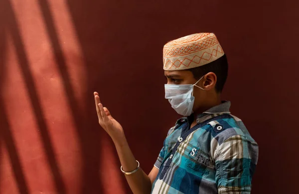 Молодий Мусульманин Ґай Молиться Намаз Кладучи Медичну Маску Обличчя — стокове фото