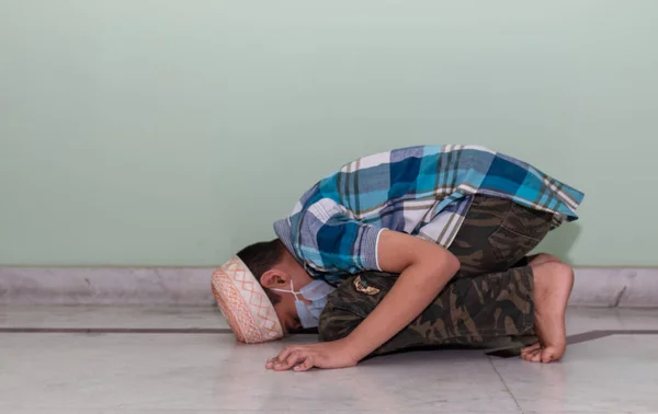 Молодой Мусульманин Молящийся Намаз Надел Медицинскую Маску Лицо — стоковое фото