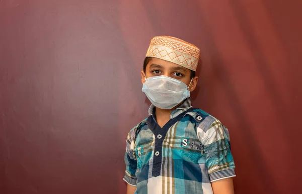 Молодий Мусульманин Ґай Молиться Намаз Кладучи Медичну Маску Обличчя — стокове фото