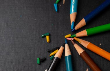 Çok renkli kalemler siyah arkaplanda izole edilmiş. Kapat..