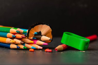 Çok renkli kalemler siyah arkaplanda izole edilmiş. Kapat..