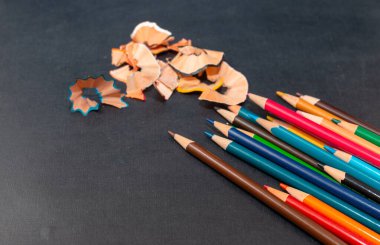 Çok renkli kalemler siyah arkaplanda izole edilmiş. Kapat..