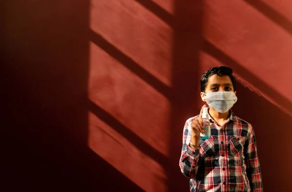 Молодий Хлопчик Носить Медичну Маску Обличчі Щоб Запобігти Вірусам Мікробам — стокове фото