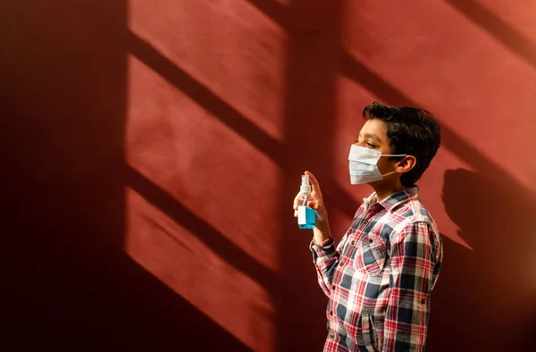 Молодий Хлопчик Носить Медичну Маску Обличчі Щоб Запобігти Вірусам Мікробам — стокове фото