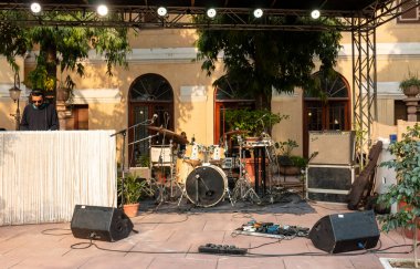 NEW DELHI, INDIA, FEBRUARY 2020: Sahne eğlencesinde bir müzik grubu