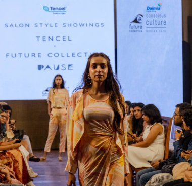 NEW DELHI, INDIA, FEBRUARY 2020: Yeni Delhi Gelecek Kolektif Şovu sırasında moda tasarımcısı Spring 2020 koleksiyonunu giyen bir model podyumda yürüyor