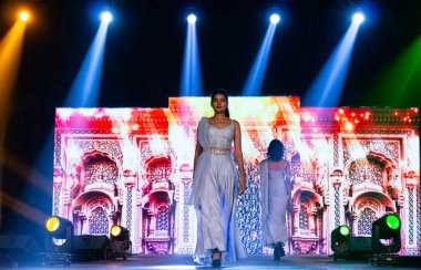 Aralık 2020 'de Yeni Delhi, Hindistan' daki moda fuarında bir model modacı etnik bahar koleksiyonu giyerek podyumda yürüyor.