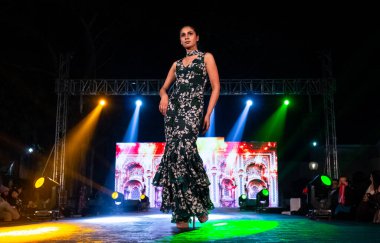 Aralık 2020 'de Yeni Delhi, Hindistan' daki moda fuarında bir model modacı etnik bahar koleksiyonu giyerek podyumda yürüyor.