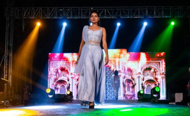 Aralık 2020 'de Yeni Delhi, Hindistan' daki moda fuarında bir model modacı etnik bahar koleksiyonu giyerek podyumda yürüyor.