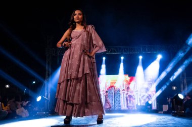 Aralık 2020 'de Yeni Delhi, Hindistan' daki moda fuarında bir model modacı etnik bahar koleksiyonu giyerek podyumda yürüyor.