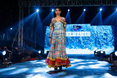 Aralık 2020 'de Yeni Delhi, Hindistan' daki moda fuarında bir model modacı etnik bahar koleksiyonu giyerek podyumda yürüyor.