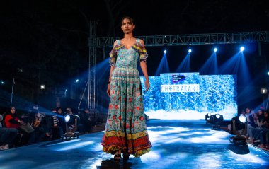 Aralık 2020 'de Yeni Delhi, Hindistan' daki moda fuarında bir model modacı etnik bahar koleksiyonu giyerek podyumda yürüyor.