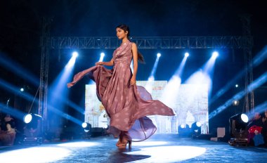 Aralık 2020 'de Yeni Delhi, Hindistan' daki moda fuarında bir model modacı etnik bahar koleksiyonu giyerek podyumda yürüyor.