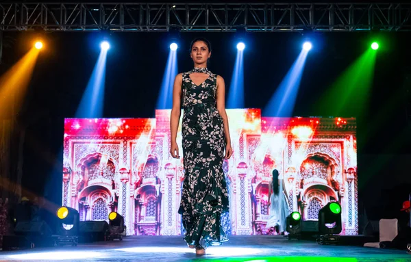 モデルは 2020年12月にインドのニューデリーで開催されるファッションショーで デザイナー民族の春コレクションを着た滑走路を歩く — ストック写真