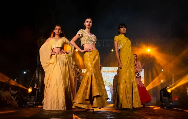 Model Walks Runway Wearing Designer Ethnic Spring Collection Fashion Show — Stock Photo, Image