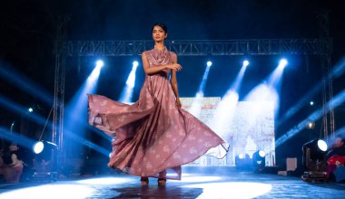 Aralık 2020 'de Yeni Delhi, Hindistan' daki moda fuarında bir model modacı etnik bahar koleksiyonu giyerek podyumda yürüyor.