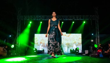 Aralık 2020 'de Yeni Delhi, Hindistan' daki moda fuarında bir model modacı etnik bahar koleksiyonu giyerek podyumda yürüyor.
