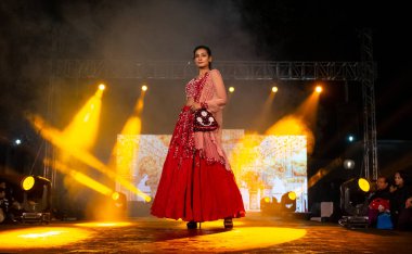 Aralık 2020 'de Yeni Delhi, Hindistan' daki moda fuarında bir model modacı etnik bahar koleksiyonu giyerek podyumda yürüyor.