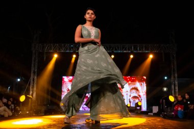 Aralık 2020 'de Yeni Delhi, Hindistan' daki moda fuarında bir model modacı etnik bahar koleksiyonu giyerek podyumda yürüyor.