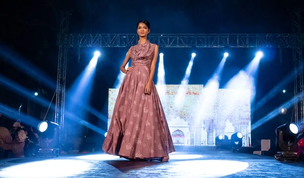 Aralık 2020 'de Yeni Delhi, Hindistan' daki moda fuarında bir model modacı etnik bahar koleksiyonu giyerek podyumda yürüyor.