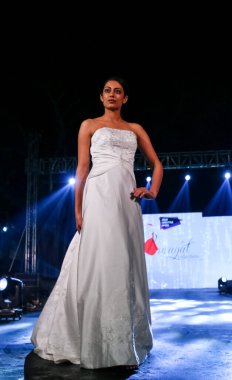 Aralık 2020 'de Yeni Delhi, Hindistan' daki moda fuarında bir model modacı etnik bahar koleksiyonu giyerek podyumda yürüyor.