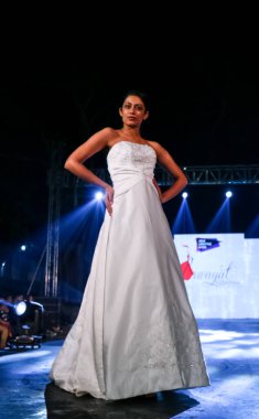 Aralık 2020 'de Yeni Delhi, Hindistan' daki moda fuarında bir model modacı etnik bahar koleksiyonu giyerek podyumda yürüyor.