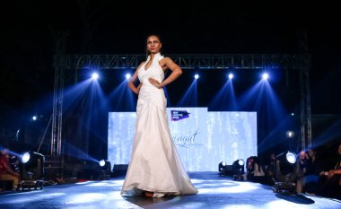 Aralık 2020 'de Yeni Delhi, Hindistan' daki moda fuarında bir model modacı etnik bahar koleksiyonu giyerek podyumda yürüyor.