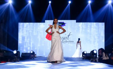 Aralık 2020 'de Yeni Delhi, Hindistan' daki moda fuarında bir model modacı etnik bahar koleksiyonu giyerek podyumda yürüyor.