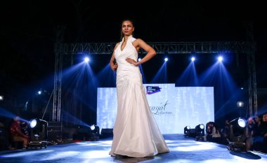 Aralık 2020 'de Yeni Delhi, Hindistan' daki moda fuarında bir model modacı etnik bahar koleksiyonu giyerek podyumda yürüyor.